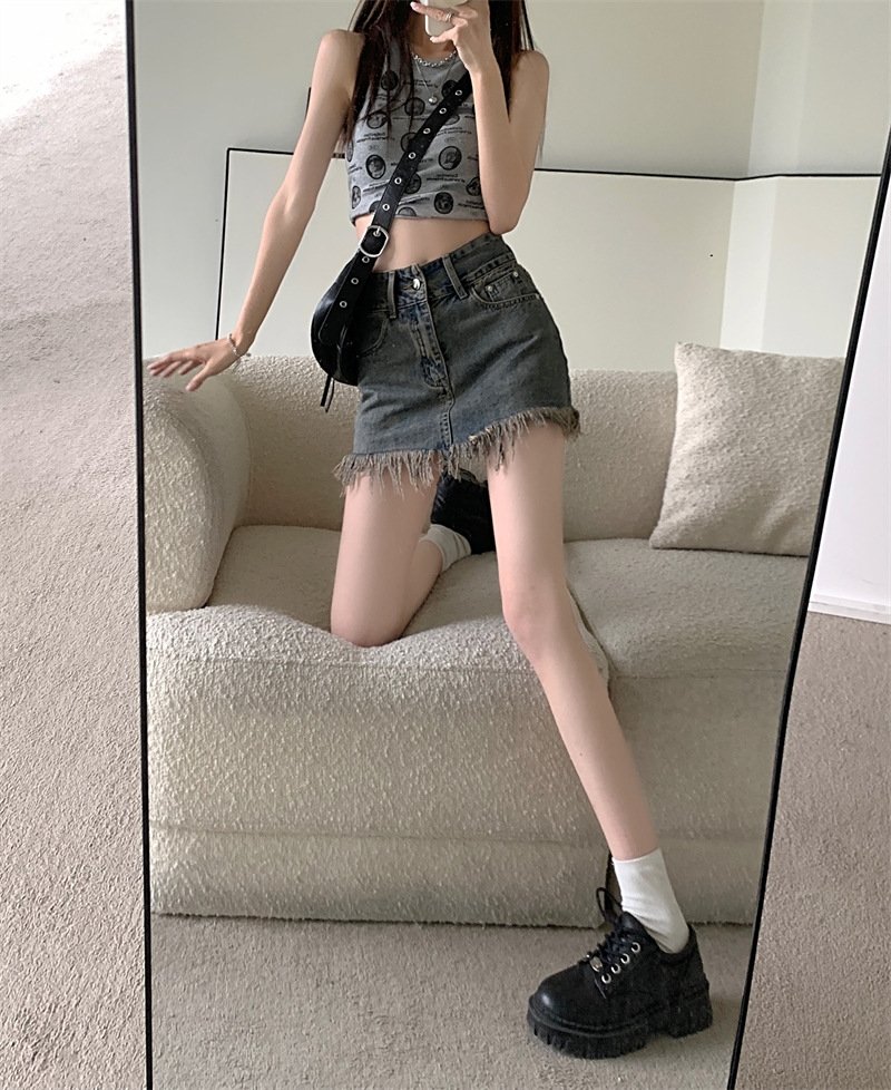 Джинсовая мини-юбка с высокой талией и каймой из меха оптом из Китая