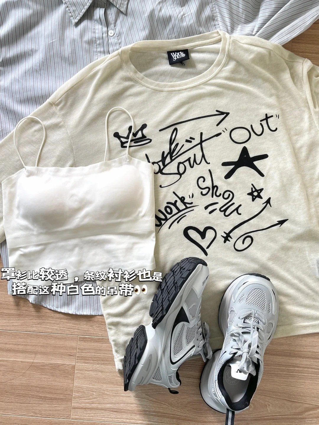 Белая футболка с длинным рукавом и принтом оптом