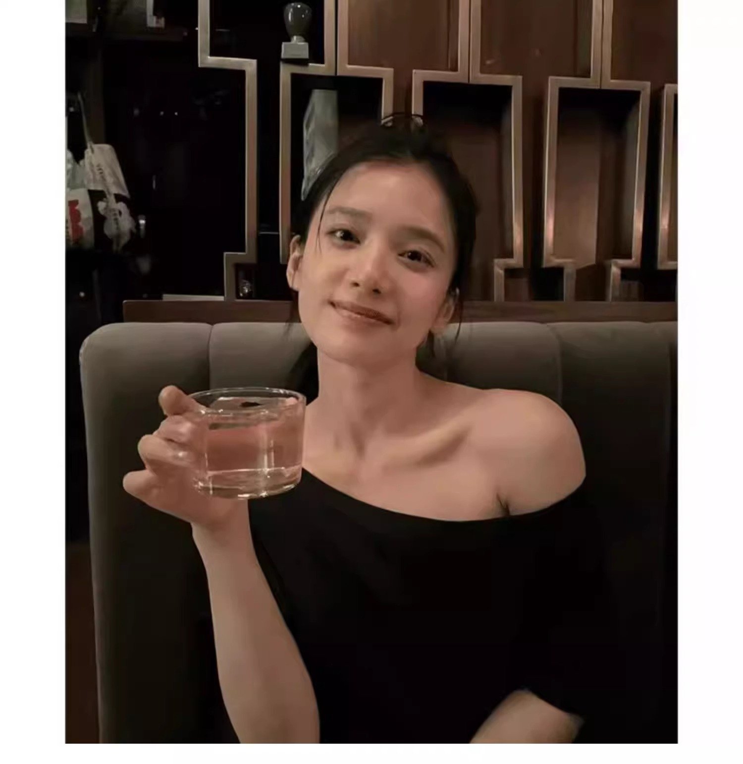 Женская футболка с открытым плечом и коротким рукавом оптом