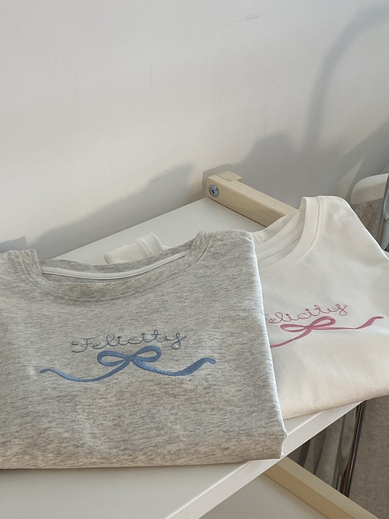 Футболка с вышивкой бабочки и буквами оптом