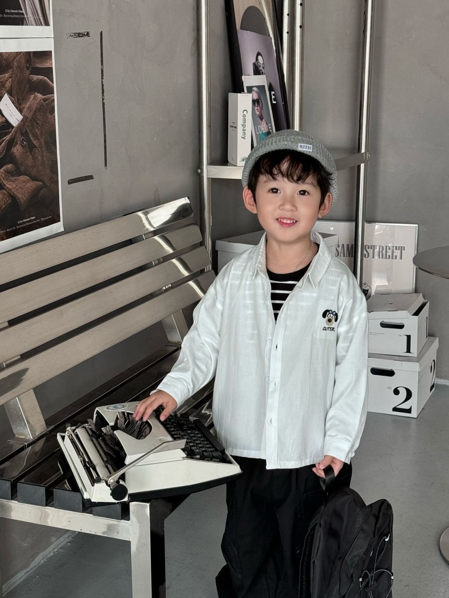 Детская рубашка весенняя новая длинный рукав детская корейская версия белая рубашка с вышитыми буквами оптом из Китая