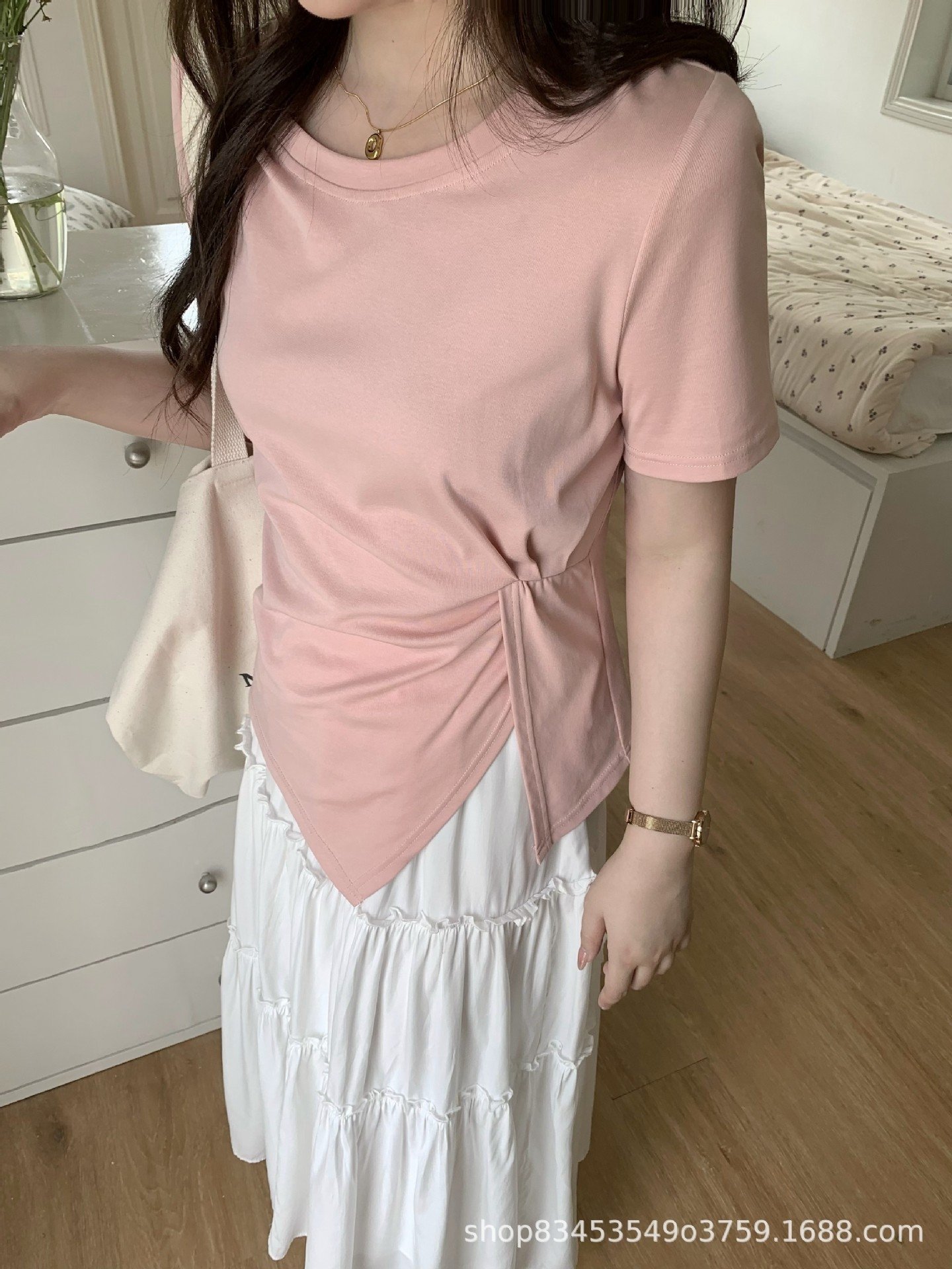 Летняя футболка с коротким рукавом и разрезом на плече оптом