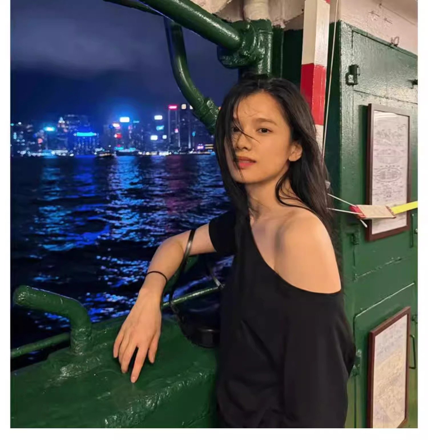 Женская футболка с открытым плечом и коротким рукавом оптом