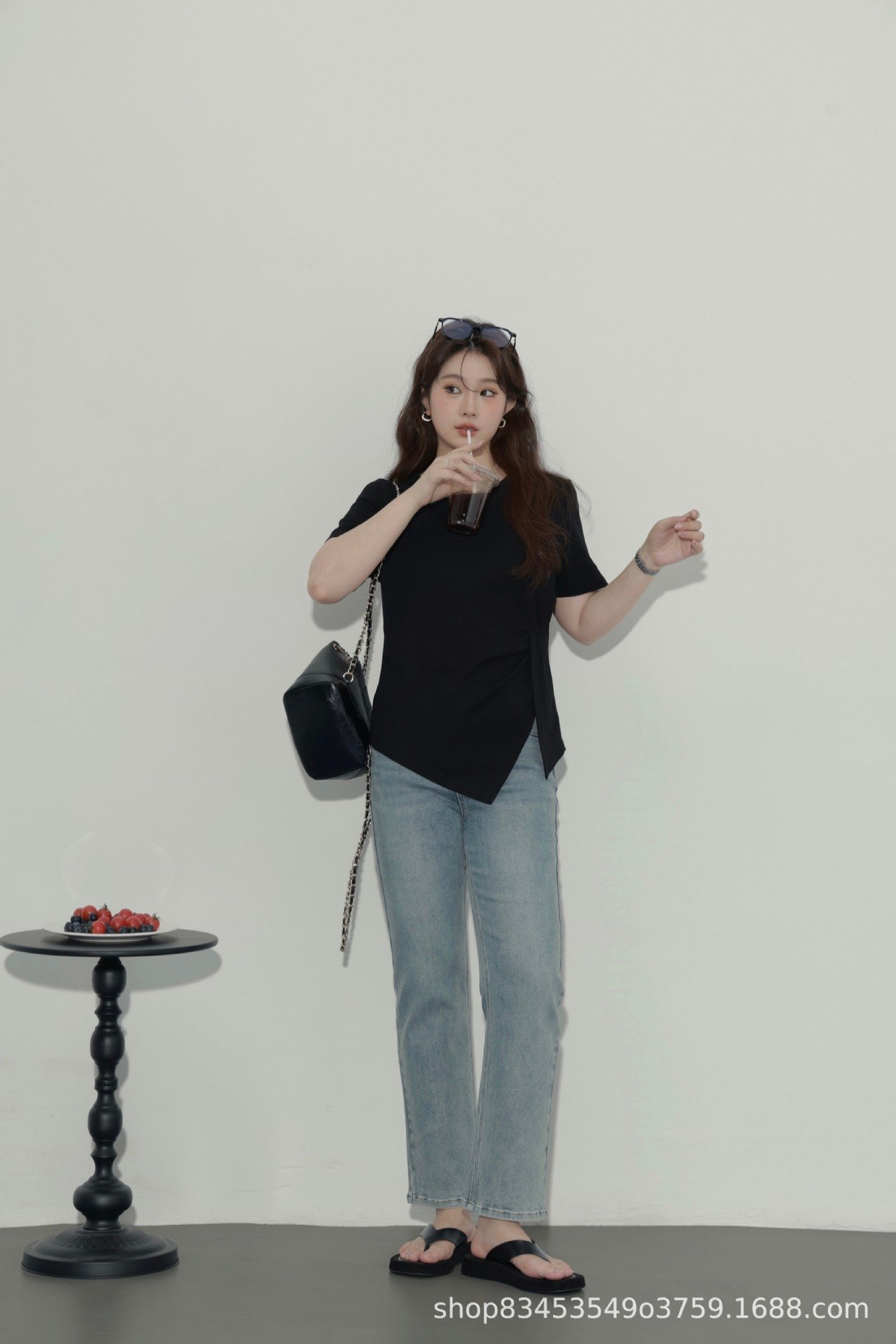 Летняя футболка с коротким рукавом и разрезом на плече оптом