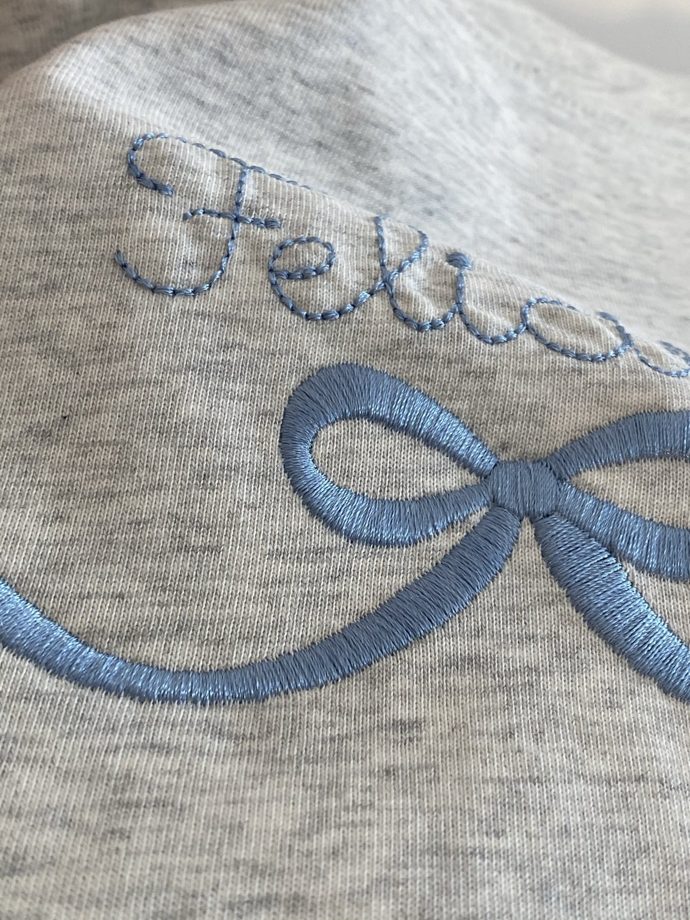 Футболка с вышивкой бабочки и буквами оптом