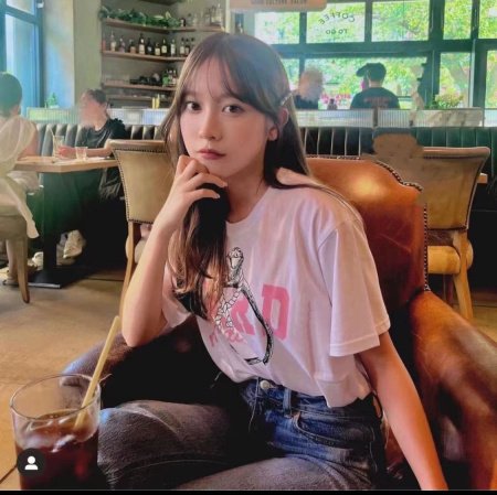 Футболка с коротким рукавом и принтом маленькой собачки фотография