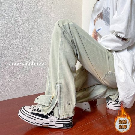 Черные джинсы с прямыми брюками фотография