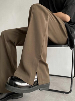 Мужские брюки с разрезом на костюме изображение