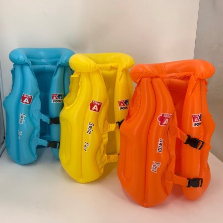 Детский надувной спасательный жилет для плавания фотография