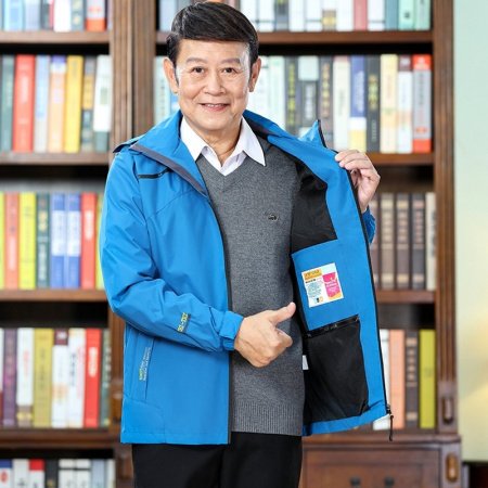 Мужская куртка ветровка с капюшоном фотография