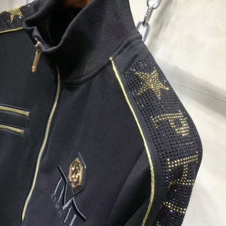 Мужской спортивный костюм с камнями и буквами на молнии фотография