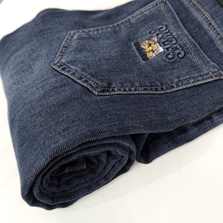 Мужские джинсы осенние премиум фото