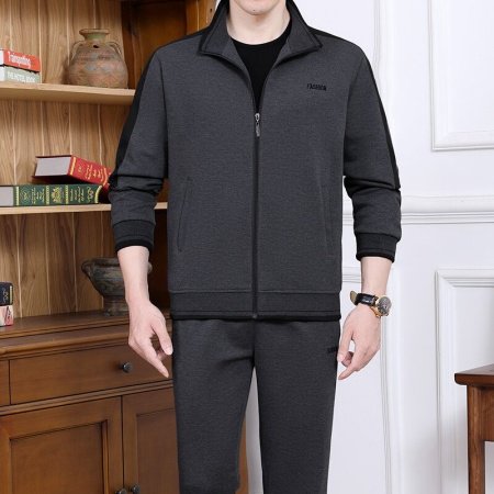 Мужской спортивный костюм для среднего возраста фотография