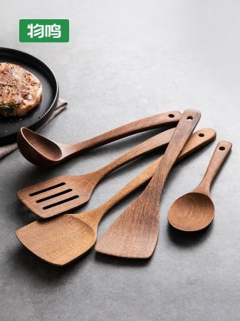 Набор кухонных инструментов из натурального дерева фотография