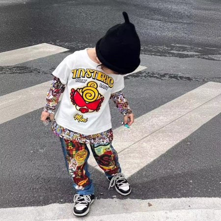 Детские джинсы с нашивками изображение