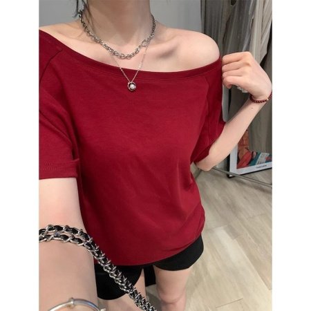 Женская футболка с открытым плечом и коротким рукавом фотография