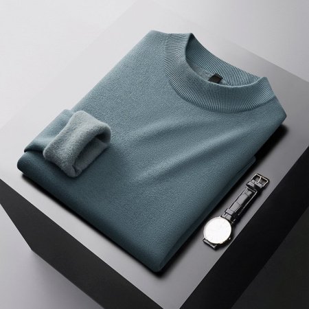 Мужской свитер с полувысоким воротником и флисом для зимы фотография