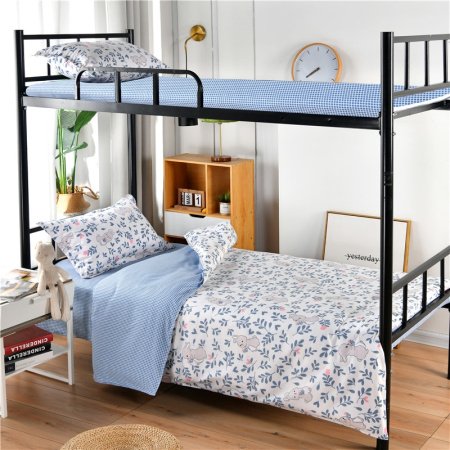 Одеяло для спальни в университетском общежитии фотография