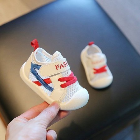 Детские ботинки для обучения ходьбе фотография