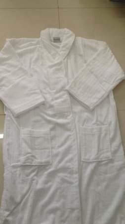 Белый хлопковый халат с полосками фото