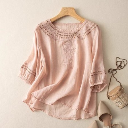 Футболка с вышивкой и круглым воротником фотография