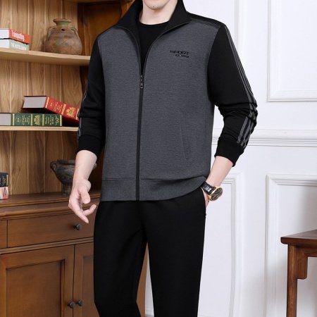 Мужской спортивный костюм для среднего возраста фотография