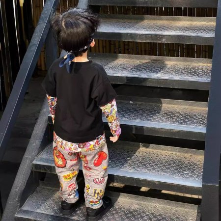 Детские джинсы с нашивками изображение