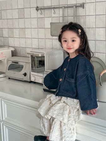 Джинсовая куртка для девочки изображение