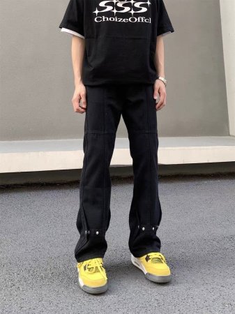 Черные джинсы с пуговицами и прямыми штанинами изображение