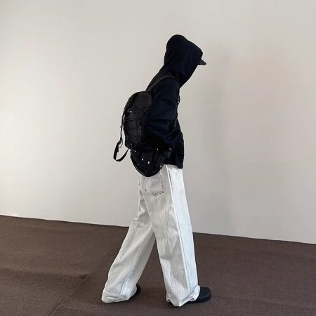 Белые джинсы с выцветанием и потертостями изображение