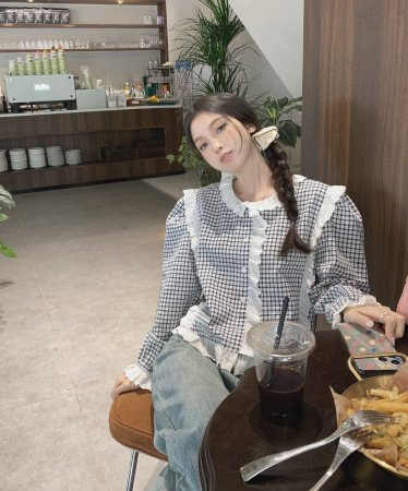 Футболка в клетку с кружевным воротником фотография