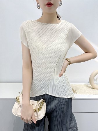 Женская футболка с укороченным рукавом и складками фотография