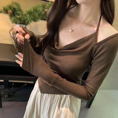 Толстовка с длинным рукавом и завышенным воротником фотография