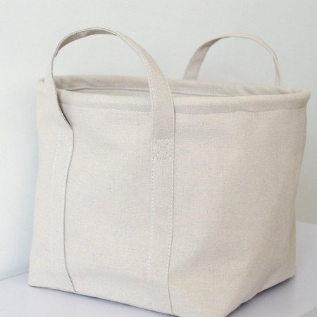 Желтая корзина для белья и вещей из хлопково-ленной ткани фотография