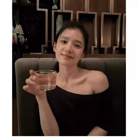 Женская футболка с открытым плечом и коротким рукавом фотография