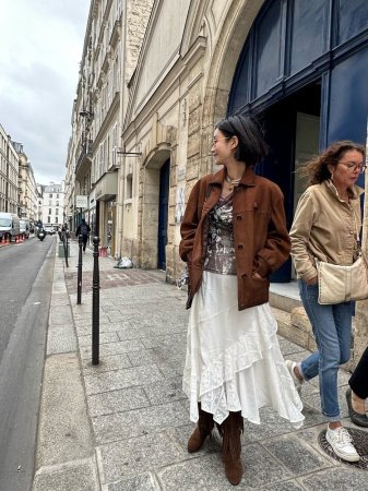 Длинная юбка с леопардовым принтом и асимметричным краем фотография