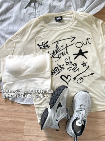 Белая футболка с длинным рукавом и принтом фото