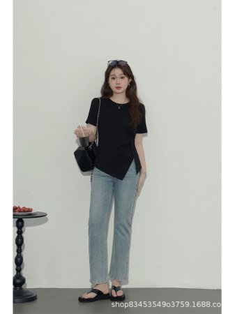 Летняя футболка с коротким рукавом и разрезом на плече изображение