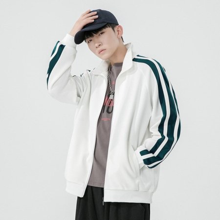 Весенняя куртка с молнией и стойкой фотография