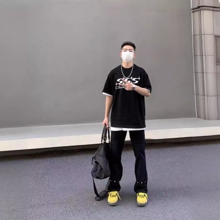 Черные джинсы с пуговицами и прямыми штанинами изображение