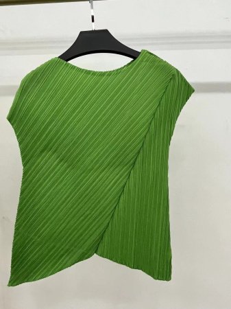 Женская футболка с укороченным рукавом и складками фотография