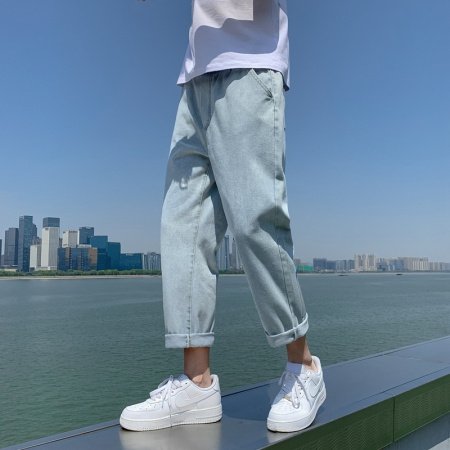 Джинсы с прямым кроем и потертостями фото