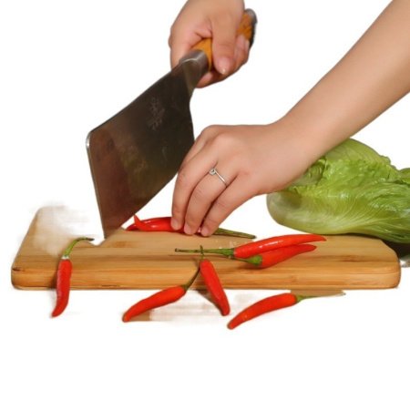 Деревянная разделочная доска и набор для фруктов из бамбука фотография