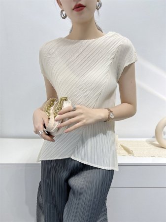 Женская футболка с укороченным рукавом и складками фотография