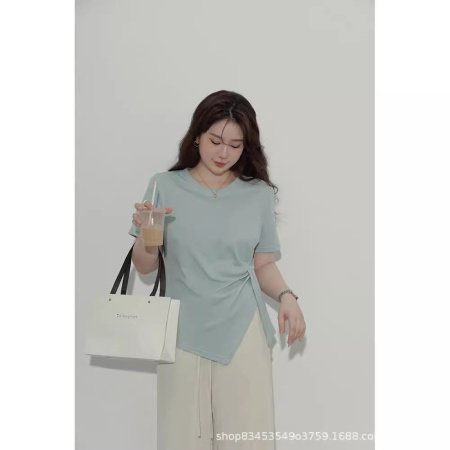 Летняя футболка с коротким рукавом и разрезом на плече изображение