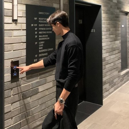 Мужской свитер с полувысоким воротником фото