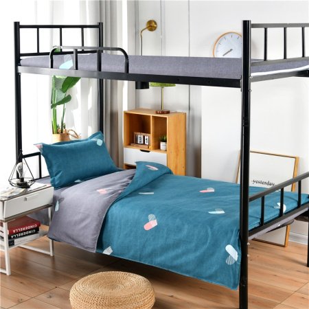 Одеяло для спальни в университетском общежитии фотография