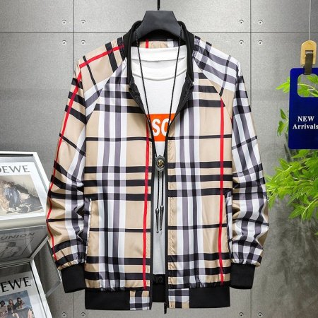 Мужская куртка с капюшоном и широкими полосами фотография