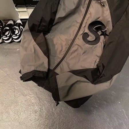 Мужская куртка с капюшоном и вышивкой фотография