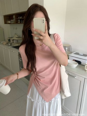 Летняя футболка с коротким рукавом и разрезом на плече изображение